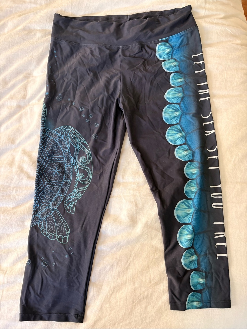 🪼Women’s 3/4 Length Swim Leggings with Blue Sea Turtle Print